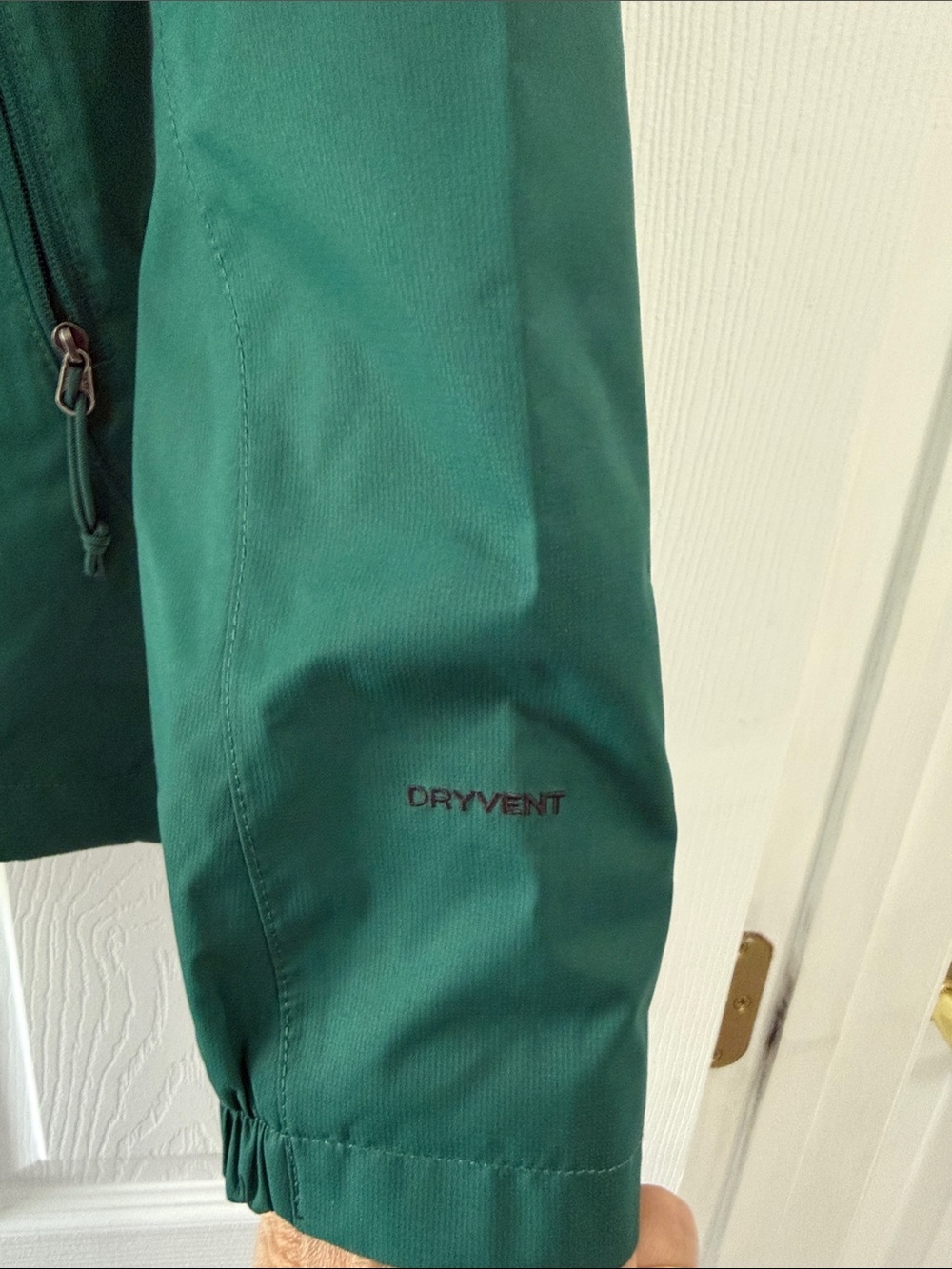 The North Face Women’s Green Lightweight Raincoat w/ Hood. - Picture 2 of 5